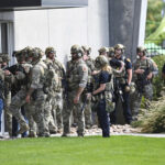 Esta combinação sem data de imagens fornecidas pelo Federal Bureau of Investigation mostra uma pessoa de interesse em conexão com o tiroteio fatal de Charlie Kirk na Universidade de Utah Valley na quarta -feira, 10 de setembro de 2025, em Orem, Utah. (Federal Bureau of Investigation via AP)
