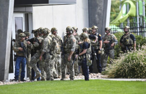 O FBI libera fotos de pessoa de interesse no assassinato de Charlie Kirk Esta combinação sem data de imagens fornecidas pelo Federal Bureau of Investigation mostra uma pessoa de interesse em conexão com o tiroteio fatal de Charlie Kirk na Universidade de Utah Valley na quarta -feira, 10 de setembro de 2025, em Orem, Utah. (Federal Bureau of Investigation via AP)