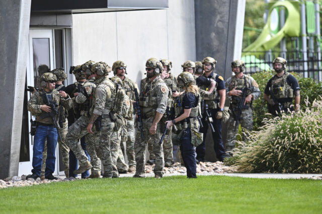 Esta combinação sem data de imagens fornecidas pelo Federal Bureau of Investigation mostra uma pessoa de interesse em conexão com o tiroteio fatal de Charlie Kirk na Universidade de Utah Valley na quarta -feira, 10 de setembro de 2025, em Orem, Utah. (Federal Bureau of Investigation via AP)