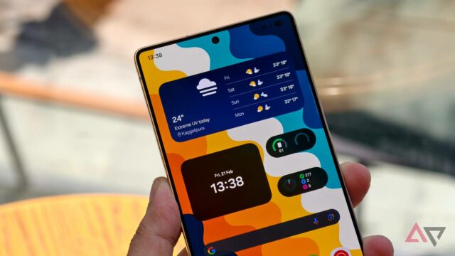 Exibição do Samsung Galaxy S25 Ultra mostrado ao ar livre