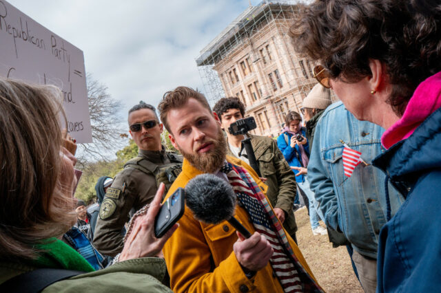 O Host Infowars desiste depois de ser de alta qualidade 'também anti-Trump' 

