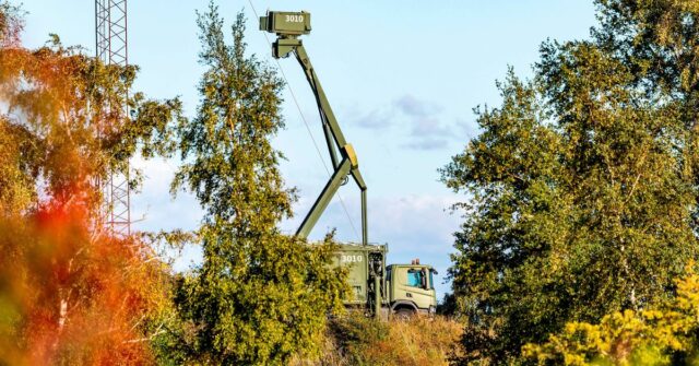 Uma instalação de radar móvel no local militar dinamarquês em Amager, Pionegaarden, perto da vila de Dragoer e na costa de Oresund, o mar entre a Dinamarca e a Suécia.