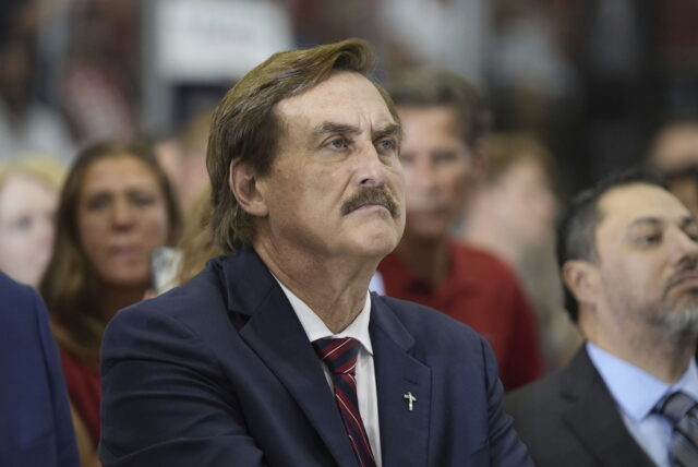O CEO da Mypillow, Mike Lindell, fala em uma manifestação para o ex -presidente Donald Trump, sábado, 9 de abril de 2022, em Selma, NC (AP Photo/Chris Seward)
