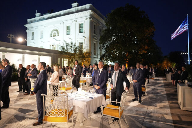 O presidente Donald Trump fala em um jantar no jardim de rosas da Casa Branca, sexta -feira, 5 de setembro de 2025, em Washington. (AP Photo/Alex Brandon)