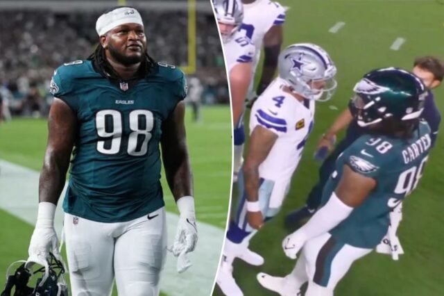 Jalen Carter #98 do Philadelphia Eagles sai do campo.