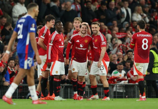Luke Shaw e Harry Amass comemoram quando o Manchester United venceu Lyon.