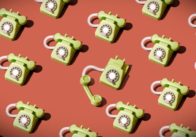 Uma resposta JSON do servidor do Neon Mobile, que é o texto da transcrição de uma chamada entre dois repórteres da TC, que diz: 