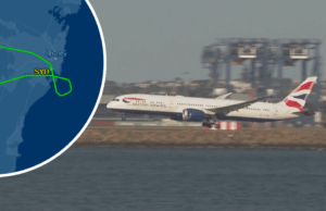 O avião da British Airways faz pouso de emergência em Sydney após a chamada de Mayday Um avião da British Airways fez um pouso de emergência no aeroporto de Sydney. O voo com candinga Singapura BAW16 decolou de Sydney logo após as 15h, pouco antes de o piloto emitir um Mayday e o voo foi visto circulando pela cidade.
