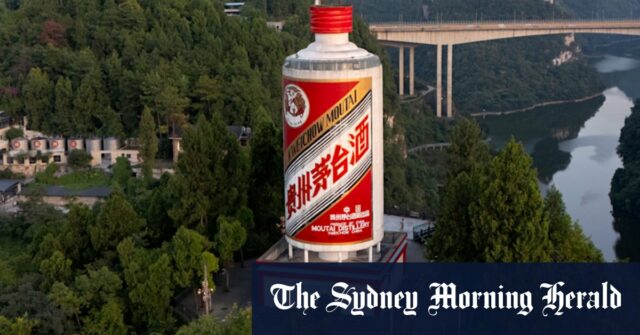 Kweichow moutai e bifes australianos Wagyu estão emparelhados em um restaurante em Pequim.