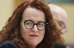 O chefe da UNI, atingido por escândalo, renuncia a um papel de US $ 1 milhão Professor Genevieve Bell, vice-chanceler e presidente da Universidade Nacional da Austrália, durante uma audiência com o Comitê Conjunto Parlamentar de Direitos Humanos, no Parlamento Casa em Canberra na quarta-feira, 22 de janeiro de 2025. Fedpol Foto: Alex Ellinghausen