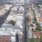 O ciclista morre depois de ser atingido pelo SUV na estrada suburbana
