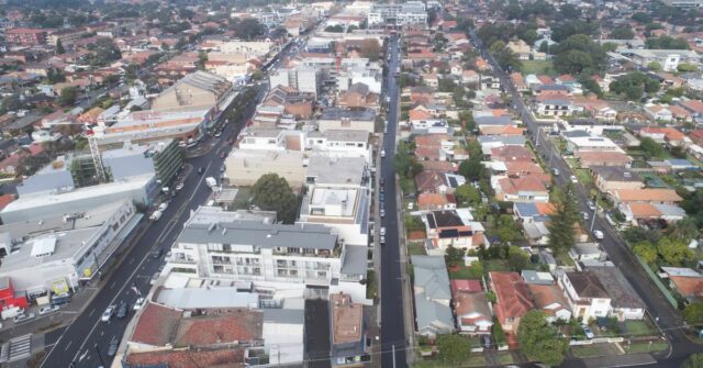 O ciclista morre depois de ser atingido pelo SUV na estrada suburbana

