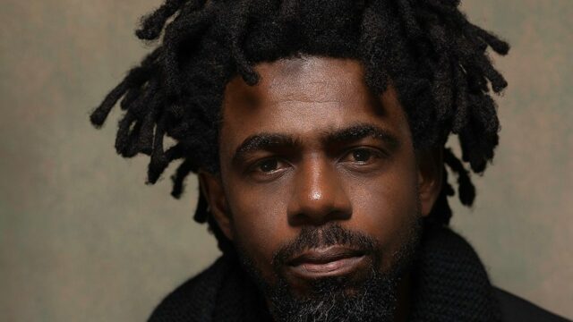 O cineasta vencedor do Emmy, Joel Kachi Benson, indicadores com cinética (exclusiva) 

