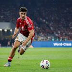 Harry Aumass dentro de casa na sessão de treinamento do Manchester United em Kuala Lumpur