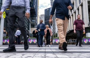 O crescimento econômico da Austrália supera as expectativas Pedestres no Sydney CBD.