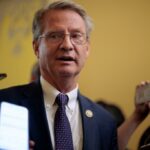 O deputado Tim Burchett falando com repórteres.