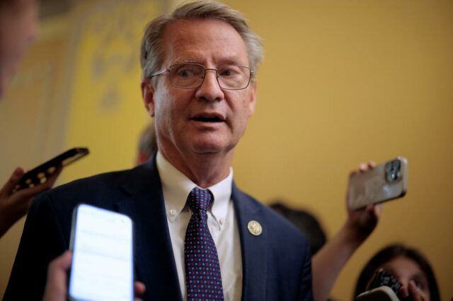 O deputado Tim Burchett falando com repórteres.