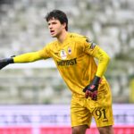 O goleiro belga de Antwerp #91 Senne Lammens coloca a bola de volta em jogo