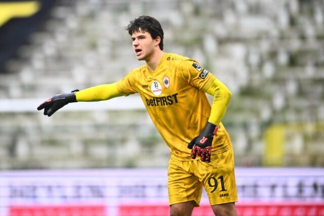 O goleiro belga de Antwerp #91 Senne Lammens coloca a bola de volta em jogo