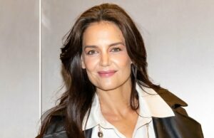 O design do MochaLall de Katie Holmes está em padrão para o período- obtenha a aparência Lindsay Lohan participa do Partido Oscar Vanity Fair de 2025, apresentado por Radhika Jones no Wallis Annenberg Center for the Performing Arts em 2 de março de 2025 em Beverly Hills, Califórnia.