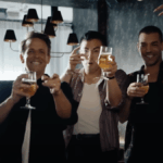 O dia de Seth Meyers consumindo álcool com Bowen Yang e Matt Rogers termina em tumulto divertido