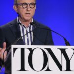 O diretor da Broadway, de longa data da Disney, Thomas Schumacher Tips Down