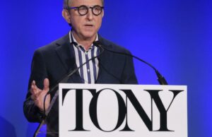 O diretor da Broadway, de longa data da Disney, Thomas Schumacher Tips Down O diretor da Broadway, de longa data da Disney, Thomas Schumacher Tips Down