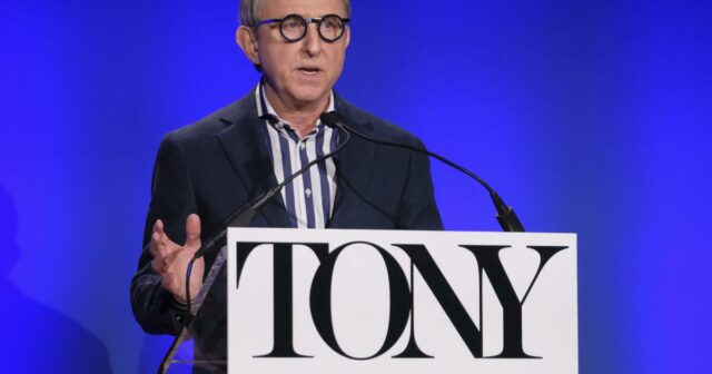 O diretor da Broadway, de longa data da Disney, Thomas Schumacher Tips Down 

