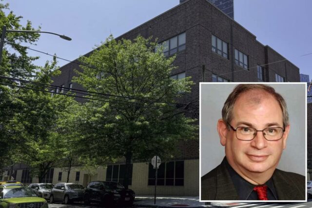 O diretor de longa data de Nova York, 'Creepy Bill', tateou a estudante de 17 anos, equipe, transformou a escola em 'Playground Sexual:' Suit


