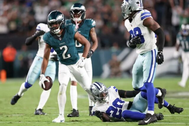 O wide receiver do Philadelphia Eagles, Jahan Dotson (2), reage após uma recepção contra o Dallas Cowboys durante o segundo trimestre do jogo em Lincoln Financial Field. 
