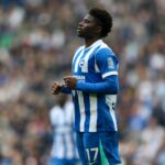 Carlos Baleba joga para Brighton em agosto de 2025