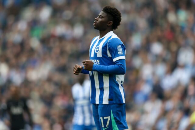Carlos Baleba joga para Brighton em agosto de 2025