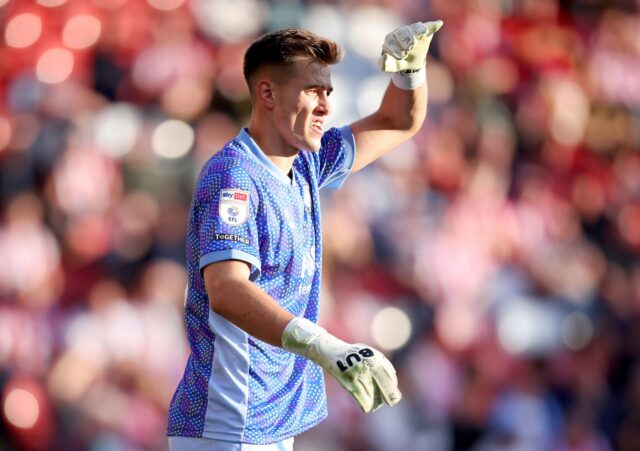 Radek Vitek, de Bristol City, em ação durante a partida do Sky Bet Championship entre Sheffield United e Bristol City em Bramall Lane em 9 de agosto de 2025