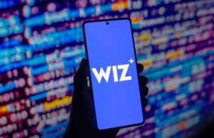 O engenheiro principal do Wiz, Ami Luttwak, sobre como a IA está mudando os ataques cibernéticos Wiz logo displayed on a smartphone