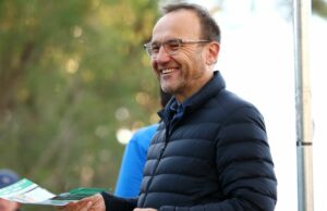 O ex-líder dos verdes Adam Bandt Lands Primeiro Trabalho Pós-Político MELBOURNE, Austrália - 03 de maio: Adam Bandt, líder do The Greens, cumprimenta os eleitores na sede de Wills na Brunswick East Primary School em 03 de maio de 2025 em Melbourne, Austrália. Os australianos foram para as pesquisas no sábado para as eleições federais de 2025, onde todos os 150 assentos na Câmara dos Deputados e 40 dos 76 assentos no Senado estão em disputa. Esta eleição é especialmente conseqüente devido a uma raça fortemente contestada, com pressões de custo de vida, moradias acessíveis e políticas energéticas que dominam T
