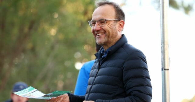 MELBOURNE, Austrália - 03 de maio: Adam Bandt, líder do The Greens, cumprimenta os eleitores na sede de Wills na Brunswick East Primary School em 03 de maio de 2025 em Melbourne, Austrália. Os australianos foram para as pesquisas no sábado para as eleições federais de 2025, onde todos os 150 assentos na Câmara dos Deputados e 40 dos 76 assentos no Senado estão em disputa. Esta eleição é especialmente conseqüente devido a uma raça fortemente contestada, com pressões de custo de vida, moradias acessíveis e políticas energéticas que dominam T