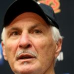: Mick Malthouse é visto durante a partida da Rodada 18 da AFL de 2024 entre o Collingwood Magpies e os Geelong Cats no Melbourne Cricket Ground em 12 de julho de 2024 em Melbourne, Austrália.