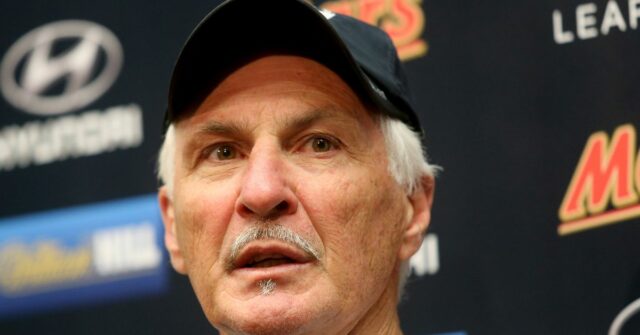 : Mick Malthouse é visto durante a partida da Rodada 18 da AFL de 2024 entre o Collingwood Magpies e os Geelong Cats no Melbourne Cricket Ground em 12 de julho de 2024 em Melbourne, Austrália. 