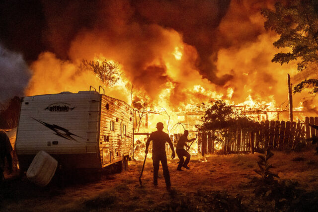 O fogo de pirita em movimento rápido surge no estado de ouro, forçando as evacuações 


