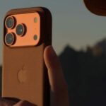 O fotógrafo profissional Austin Mann examina as câmeras eletrônicas do Apple iPhone 17 Pro Electronic