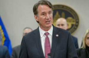 O governador da Virgínia, Glenn Youngkin, pede renúncia ao membro do conselho escolar que elogiou o assassinato de Kirk O governador da Virgínia, Glenn Youngkin, pede renúncia ao membro do conselho escolar que elogiou o assassinato de Kirk