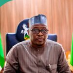 O governador nigeriano obtém a aprovação para nomear, os monarcas de incêndio como a Assembléia revogam a lei de compromissos