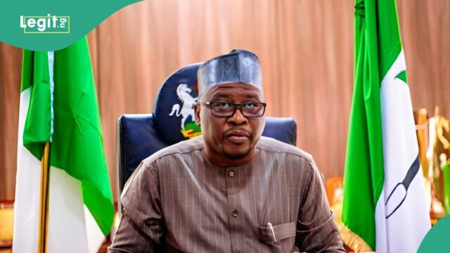 O governador nigeriano obtém a aprovação para nomear, os monarcas de incêndio como a Assembléia revogam a lei de compromissos

