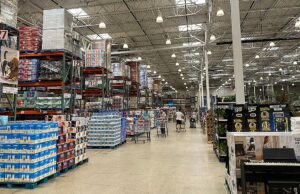 O governo Trump pode bloquear diplomatas iranianos de compras em massa na Costco O governo Trump pode bloquear diplomatas iranianos de compras em massa na Costco
