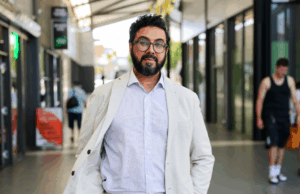 O governo entregou dezenas de recomendações para combater a islamofobia Aftab Malik, o enviado especial para combater a islamofobia.