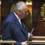 O primeiro -ministro francês François Bayrou sai depois de se dirigir à Assembléia Nacional, antes de um voto de confiança parlamentar que poderia derrubá -lo, em Paris, França.