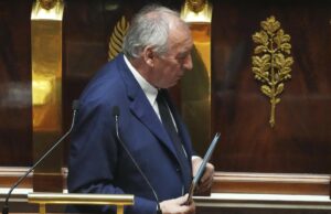 O governo francês entra em colapso depois que o primeiro -ministro perde a confiança do voto O primeiro -ministro francês François Bayrou sai depois de se dirigir à Assembléia Nacional, antes de um voto de confiança parlamentar que poderia derrubá -lo, em Paris, França.