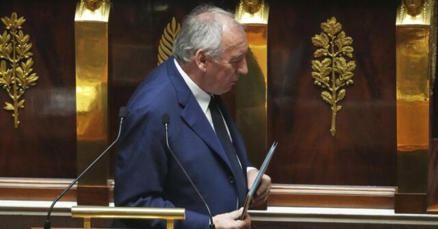 O primeiro -ministro francês François Bayrou sai depois de se dirigir à Assembléia Nacional, antes de um voto de confiança parlamentar que poderia derrubá -lo, em Paris, França.