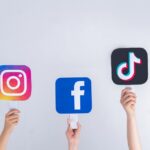 As mãos dos adolescentes mantêm sinais de mídia social em suas mãos: YouTube, Snapchat, Instagram, Tiktok, Facebook. Adolescentes viciados em novas tendências de tecnologia - conceito de juventude, tecnologia, social e amizade. Turquia, Istambul, 29 de maio de 2022.