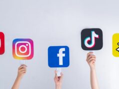 A proibição das redes sociais na Austrália entra em vigor no próximo mês. Aqui está como será As mãos dos adolescentes mantêm sinais de mídia social em suas mãos: YouTube, Snapchat, Instagram, Tiktok, Facebook. Adolescentes viciados em novas tendências de tecnologia - conceito de juventude, tecnologia, social e amizade. Turquia, Istambul, 29 de maio de 2022.